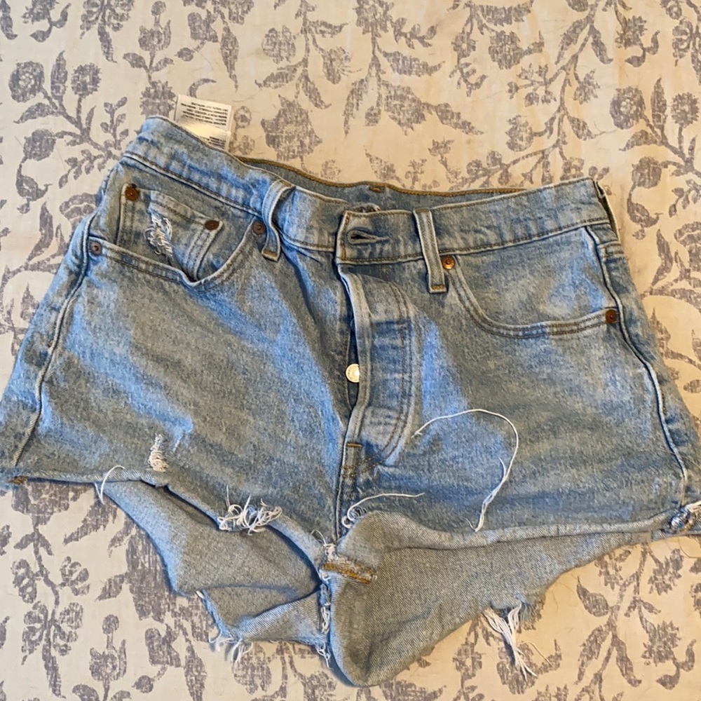Levi’s light wash denim short